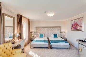 Фото номера Улучшенный двухместный номер с 2 отдельными кроватями Отель Hotel Meridian г. Клуж-Напока 5