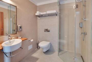 Фото номера Стандартный двухместный номер с 1 кроватью Отель Hotel Meridian г. Клуж-Напока 6