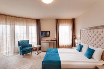 Фото номера Улучшенный двухместный номер с 1 кроватью Отель Hotel Meridian г. Клуж-Напока 2
