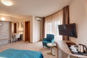 Фото номера Улучшенный двухместный номер с 1 кроватью Отель Hotel Meridian г. Клуж-Напока 3