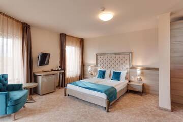 Фото номера Улучшенный двухместный номер с 1 кроватью Отель Hotel Meridian г. Клуж-Напока 4