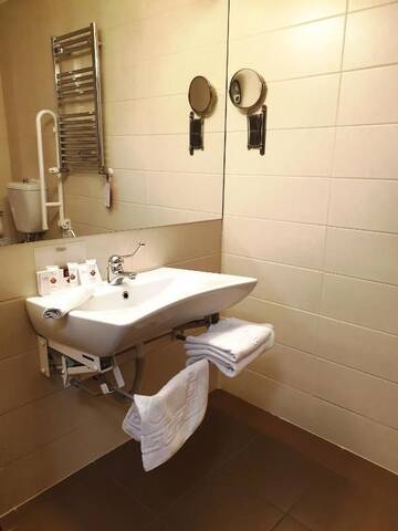 Фото номера Twin Room - Mobility Access/Non-Smoking Отель Ramada Hotel Cluj г. Клуж-Напока 3