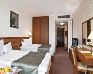 Фото номера Номер с 2 односпальными кроватями Отель Ramada Hotel Cluj г. Клуж-Напока 3