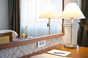 Фото номера Номер с 2 односпальными кроватями Отель Ramada Hotel Cluj г. Клуж-Напока 5