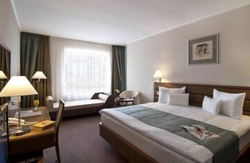 Фото номера Номер с 1 кроватью размера «king-size» и 1 диваном-кроватью Отель Ramada Hotel Cluj г. Клуж-Напока 3