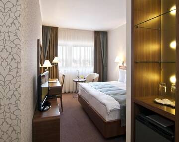 Фото номера Номер с 1 кроватью размера «king-size» Отель Ramada Hotel Cluj г. Клуж-Напока 2