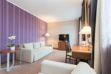 Фото номера Представительский люкс с 1 кроватью размера «king-size» Отель Ramada Hotel Cluj г. Клуж-Напока 2