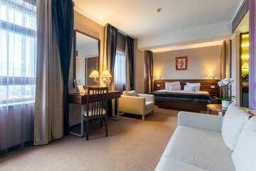 Фото номера Люкс с 1 кроватью размера «king-size» Отель Ramada Hotel Cluj г. Клуж-Напока 2