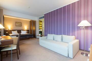 Фото номера Представительский люкс с 1 кроватью размера «king-size» Отель Ramada Hotel Cluj г. Клуж-Напока 3