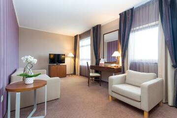 Фото номера Люкс с 1 кроватью размера «king-size» Отель Ramada Hotel Cluj г. Клуж-Напока 3
