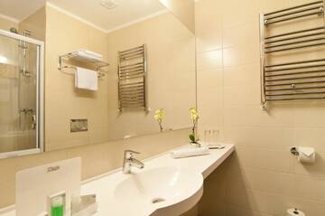 Фото номера 2 King 2 Bedroom Family Suite Отель Ramada Hotel Cluj г. Клуж-Напока 3