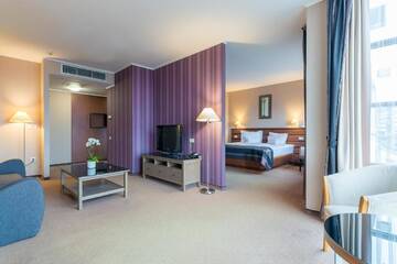 Фото номера Люкс с 1 кроватью размера «king-size» и 1 диваном-кроватью Отель Ramada Hotel Cluj г. Клуж-Напока 6