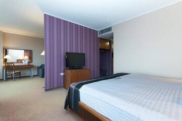 Фото номера Люкс с 1 кроватью размера «king-size» и 1 диваном-кроватью Отель Ramada Hotel Cluj г. Клуж-Напока 3