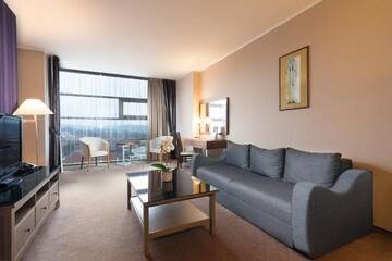 Фото номера Люкс с 1 кроватью размера «king-size» и 1 диваном-кроватью Отель Ramada Hotel Cluj г. Клуж-Напока 5