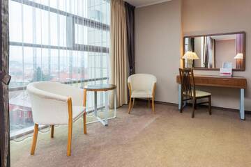 Фото номера Люкс с 1 кроватью размера «king-size» и 1 диваном-кроватью Отель Ramada Hotel Cluj г. Клуж-Напока 2