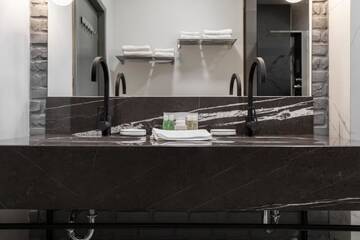Фото номера Люкс с террасой Отель Hotel River Park г. Клуж-Напока 4
