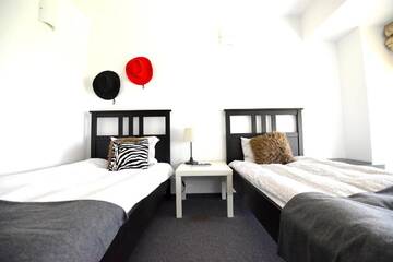 Фото номера Двухместный номер с 2 отдельными кроватями Отель Hotel Biscuit г. Клуж-Напока 2