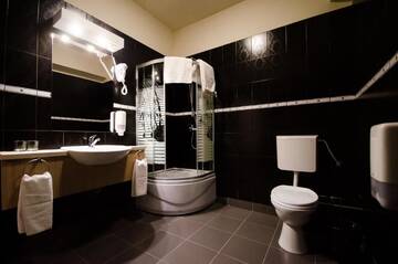 Фото номера Двухместный номер-студио с 2 отдельными кроватями Апарт-отели Apart Hotel Bonjour Cluj г. Клуж-Напока 32