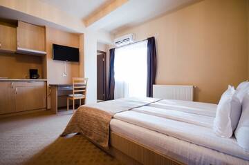 Фото номера Номер-студио с кроватью размера «queen-size» Апарт-отели Apart Hotel Bonjour Cluj г. Клуж-Напока 8