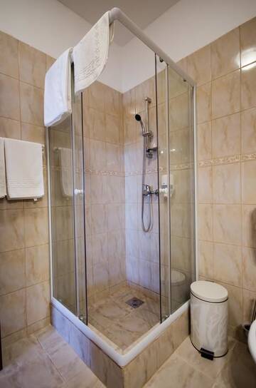 Фото номера Номер-студио с кроватью размера «queen-size» Апарт-отели Apart Hotel Bonjour Cluj г. Клуж-Напока 9
