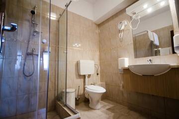 Фото номера Номер-студио с кроватью размера «queen-size» Апарт-отели Apart Hotel Bonjour Cluj г. Клуж-Напока 6