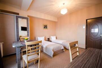 Фото номера Двухместный номер-студио с 2 отдельными кроватями Апарт-отели Apart Hotel Bonjour Cluj г. Клуж-Напока 27