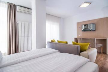 Фото номера Улучшенный трехместный номер Апарт-отели Residence Il Lago г. Клуж-Напока 3