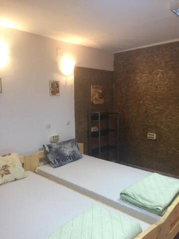 Фото номера Трехместный номер с общей ванной комнатой Хостелы Casa Roz г. Клуж-Напока 4