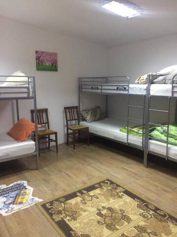 Фото номера Кровать в общем номере для мужчин Хостелы Casa Roz г. Клуж-Напока 3