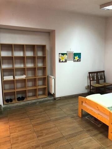 Фото номера Четырехместный номер с общей ванной комнатой Хостелы Casa Roz г. Клуж-Напока 5