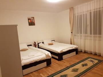 Фото номера Двухместный номер с 2 отдельными кроватями и общей ванной комнатой Гостевой дом BigCitty Rooms and Apartments г. Клуж-Напока 2