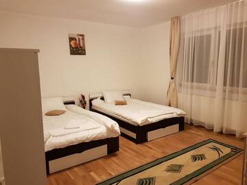 Фото номера Двухместный номер с 2 отдельными кроватями и общей ванной комнатой Гостевой дом BigCitty Rooms and Apartments г. Клуж-Напока 7