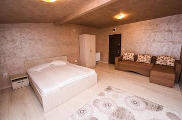 Фото номера Номер Делюкс с диваном Гостевой дом Nelana Guest House г. Клуж-Напока 10