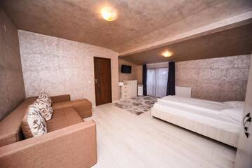 Фото номера Номер Делюкс с диваном Гостевой дом Nelana Guest House г. Клуж-Напока 11