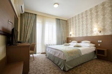 Фото номера Улучшенный двухместный номер с 1 кроватью и балконом Отель Hotel Stil г. Клуж-Напока 4