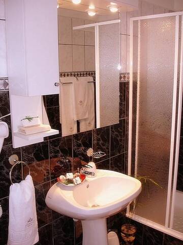 Фото номера Стандартный двухместный номер с 2 отдельными кроватями Отель Villa-Hotel Escala г. Клуж-Напока 6