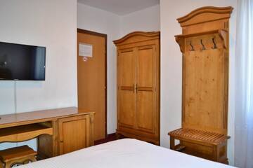Фото номера Двухместный номер с 1 кроватью Отель Hotel Meteor Cluj г. Клуж-Напока 5