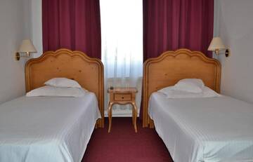 Фото номера Двухместный номер с 2 отдельными кроватями Отель Hotel Meteor Cluj г. Клуж-Напока 7
