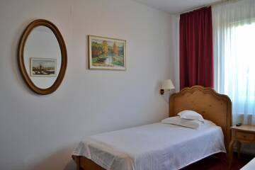 Фото номера Двухместный номер с 2 отдельными кроватями Отель Hotel Meteor Cluj г. Клуж-Напока 4
