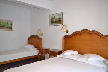 Фото номера Трехместный номер Отель Hotel Meteor Cluj г. Клуж-Напока 4