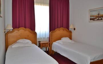 Фото номера Двухместный номер с 2 отдельными кроватями Отель Hotel Meteor Cluj г. Клуж-Напока 6