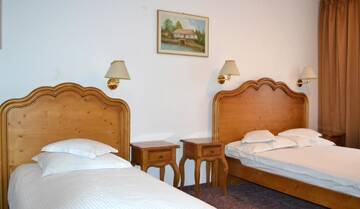 Фото номера Двухместный номер с 2 отдельными кроватями Отель Hotel Meteor Cluj г. Клуж-Напока 17