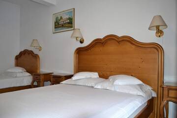 Фото номера Трехместный номер Отель Hotel Meteor Cluj г. Клуж-Напока 2