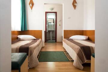 Фото номера Двухместный номер с 2 отдельными кроватями Отель Hotel Beta г. Клуж-Напока 8