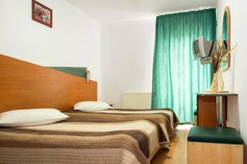 Фото номера Двухместный номер с 2 отдельными кроватями Отель Hotel Beta г. Клуж-Напока 5