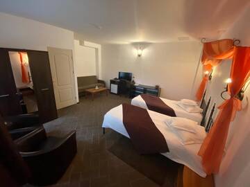 Фото номера Стандартный двухместный номер с 2 отдельными кроватями Отель Hotel Hanul Fullton г. Клуж-Напока 3