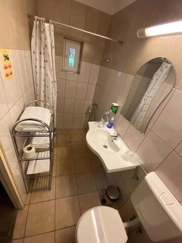 Фото номера Стандартный двухместный номер с 2 отдельными кроватями Отель Hotel Hanul Fullton г. Клуж-Напока 2