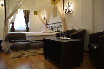 Фото номера Двухместный номер Делюкс с 1 кроватью Отель Hotel Hanul Fullton г. Клуж-Напока 4