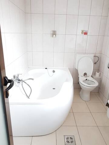 Фото номера Трехместный номер - Двухуровневый Отель Hotel Hanul Fullton г. Клуж-Напока 7