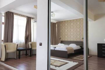 Фото номера Люкс с 1 спальней с двуспальной кроватью Отель Hotel Rao г. Клуж-Напока 3